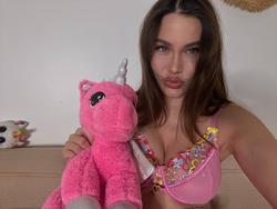 Esin Çepni Struggles to Fit the Dildo in Her Tight Pussy